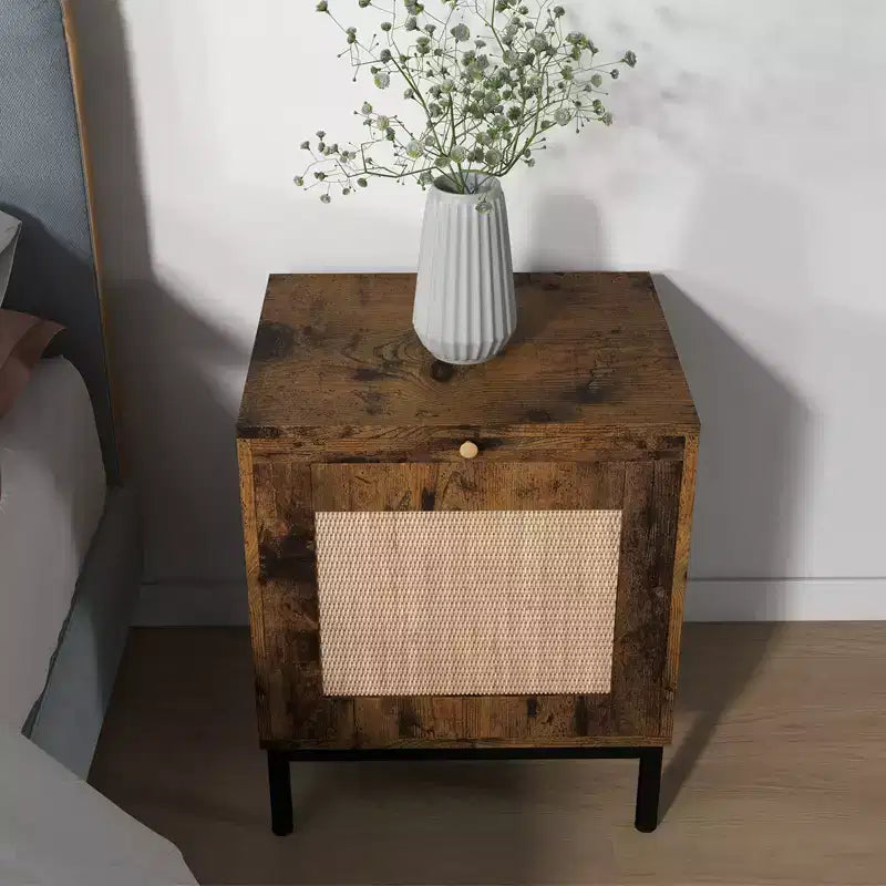 Table d'appoint en rotin naturel et fer avec construction durable, design élégant, taille compacte, utilisation polyvalente et assemblage facile