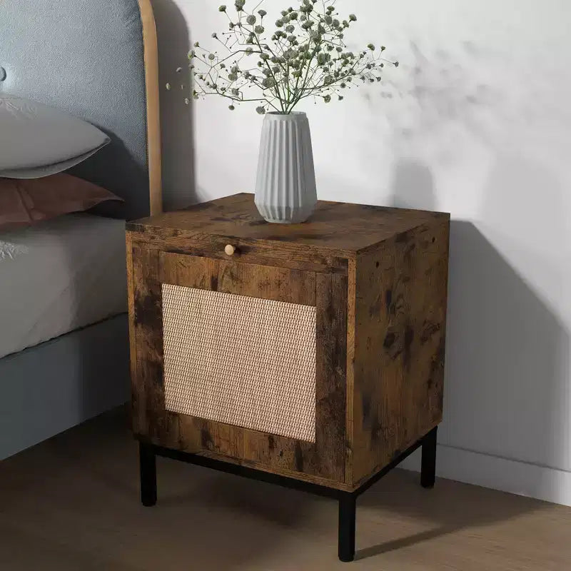 Table d'appoint en rotin naturel et fer avec construction durable, design élégant, taille compacte, utilisation polyvalente et assemblage facile