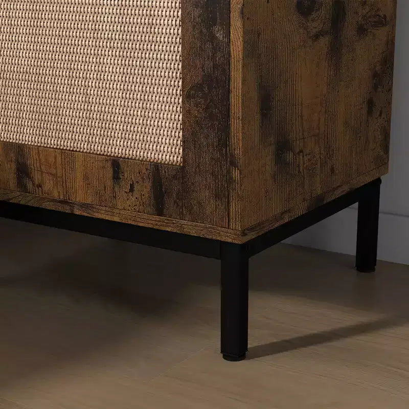 Table d'appoint en rotin naturel et fer avec construction durable, design élégant, taille compacte, utilisation polyvalente et assemblage facile