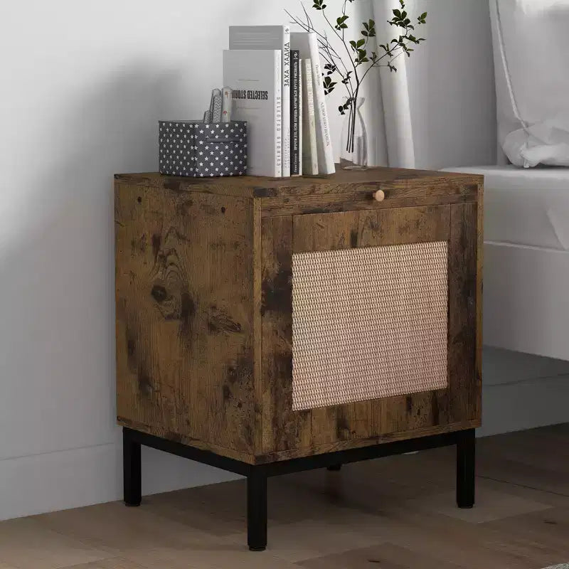 Table d'appoint en rotin naturel et fer avec construction durable, design élégant, taille compacte, utilisation polyvalente et assemblage facile