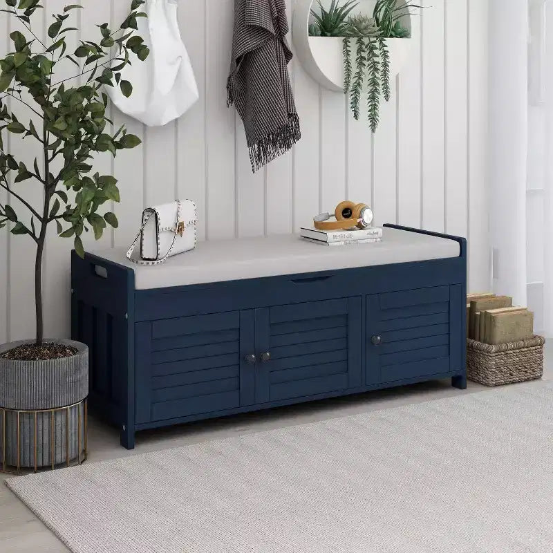 Banc de rangement à chaussures lavable avec coussin amovible, 3 portes à persiennes, pieds en bois robustes, rangement supérieur caché pour entrée et chambre.