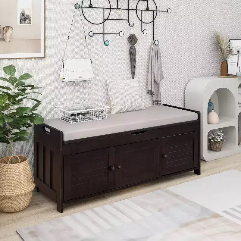 Banc de rangement à chaussures lavable avec coussin amovible, 3 portes à persiennes, pieds en bois robustes, rangement supérieur caché pour entrée et chambre.