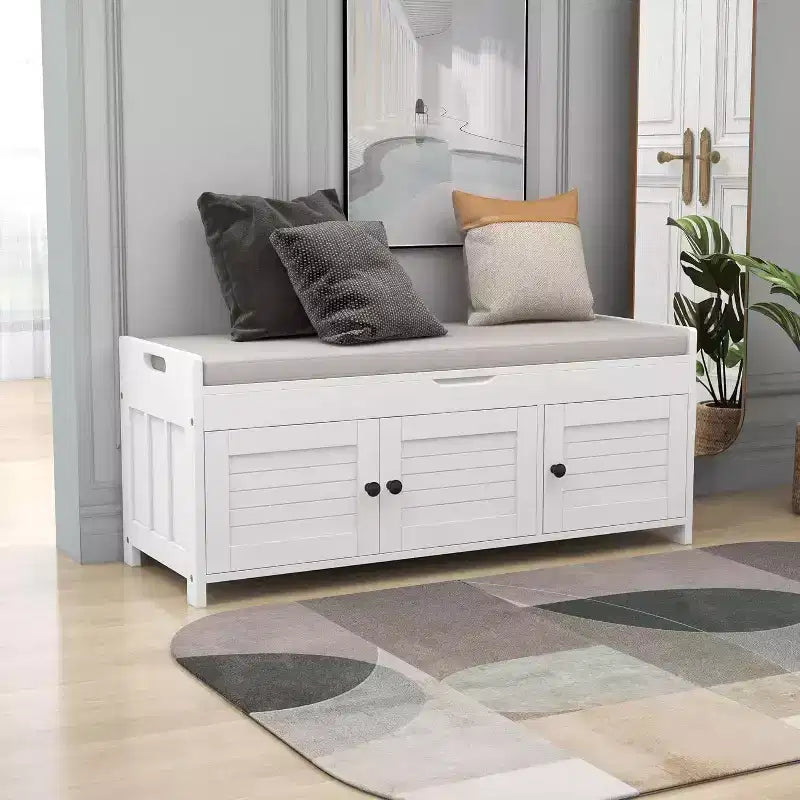 Banc de rangement à chaussures lavable avec coussin amovible, 3 portes à persiennes, pieds en bois robustes, rangement supérieur caché pour entrée et chambre.