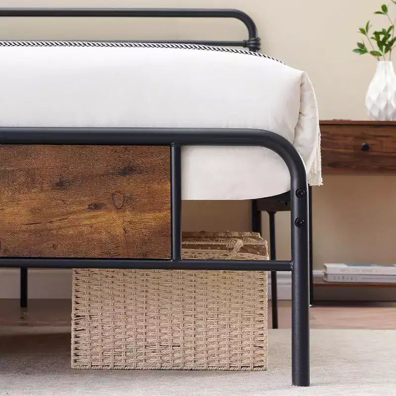 Cadre de lit plateforme Queen Size, Tête de lit en bois rustique vintage, Lattes métalliques robustes, Sommier, Pas besoin de sommier tapissier